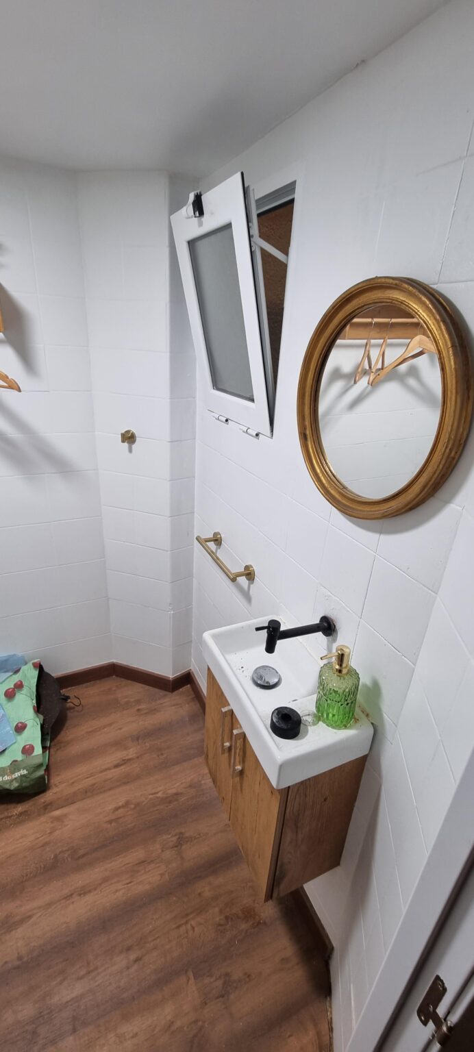 Reforma de baños con plato de ducha y acabados de calidad